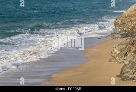 Onde che si infrangono sulla spiaggia sabbiosa a Loe Bar vicino Porthleven, Cornwall, Regno Unito su un soleggiato inverni giorno. Foto Stock