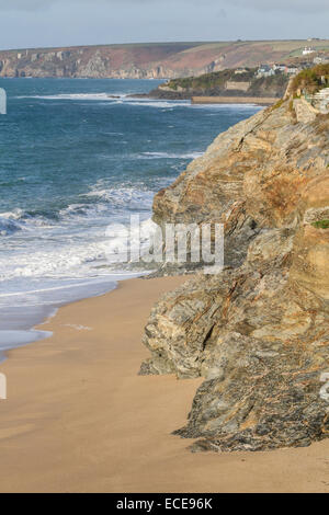 Onde che si infrangono sulla soleggiata spiaggia sabbiosa a bassa Bar vicino Porthleven Cornovaglia Foto Stock