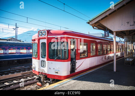 Linea Fujikyuko treno alla stazione, Kawaguchiko, Giappone. Foto Stock