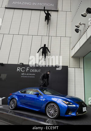 Lexus auto di lusso a display Sony building, Ginza, Tokyo, Giappone. Foto Stock