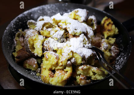 Il Kaiserschmarrn è servita in una padella a Lech, Austria. Il pancake simili piatto è condito con zucchero a velo. Foto Stock