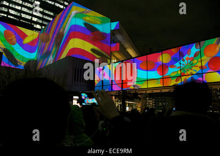 I visitatori potranno gustarsi la mappatura di proiezione a Tokyo Skytree su dicembre 12, 2014 a Tokyo, Giappone. Giappone della struttura più alto ottiene nello spirito di festa con una attività speciali chiamati 'Skytree sogno Natale' come ad esempio la mappatura di proiezione evento che si terrà dal 12 dicembre al 25. © Rodrigo Reyes Marin/AFLO/Alamy Live News Foto Stock