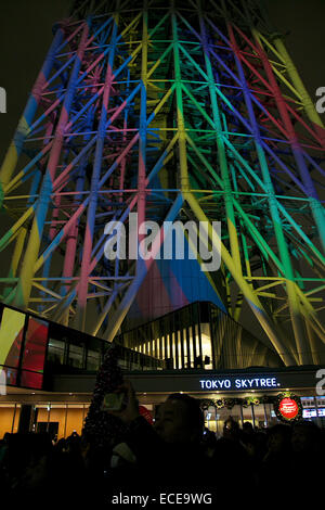 I visitatori potranno gustarsi la mappatura di proiezione a Tokyo Skytree su dicembre 12, 2014 a Tokyo, Giappone. Giappone della struttura più alto ottiene nello spirito di festa con una attività speciali chiamati 'Skytree sogno Natale' come ad esempio la mappatura di proiezione evento che si terrà dal 12 dicembre al 25. © Rodrigo Reyes Marin/AFLO/Alamy Live News Foto Stock