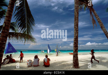 Paesaggio con alberi di palma. Bankas in spiaggia bianca. Il Boracay. Filippine. Il Boracay è una piccola isola nelle Filippine si trova app Foto Stock