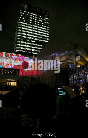 I visitatori potranno gustarsi la mappatura di proiezione a Tokyo Skytree su dicembre 12, 2014 a Tokyo, Giappone. Giappone della struttura più alto ottiene nello spirito di festa con una attività speciali chiamati 'Skytree sogno Natale' come ad esempio la mappatura di proiezione evento che si terrà dal 12 dicembre al 25. © Rodrigo Reyes Marin/AFLO/Alamy Live News Foto Stock