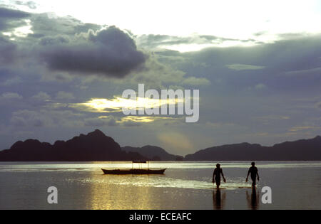 Romantico tramonto sulla spiaggia della Baia di Coronn-Corong. Arcipelago Bacuit. Palawan. El Nido. Filippine. El Nido (ufficialmente il MU Foto Stock