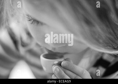 Primo piano di una ragazza che finge di bere una tazza di tè Foto Stock