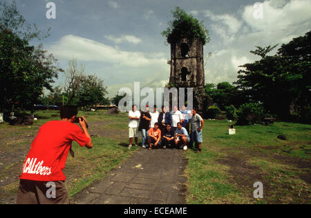 I turisti. Chiesa Cagsawa rovine. Il monte Mayon. Bicol. A sud-est di Luzon. Le rovine di Cagsawa (anche ortografato come Kagsawa o Cagsaua) sono Foto Stock