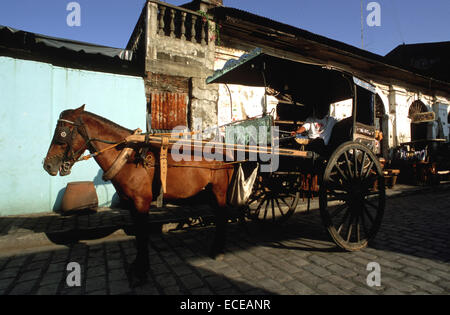 Kalesa ride, carrozza. Crisologo Street. Ilocos. Vigan. Filippine. Un kalesa (anche caritela/karitela) è un cavallo disegnato ca Foto Stock