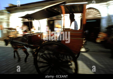 Kalesa ride, carrozza. Crisologo Street. Ilocos. Vigan. Filippine. Un kalesa (anche caritela/karitela) è un cavallo disegnato ca Foto Stock