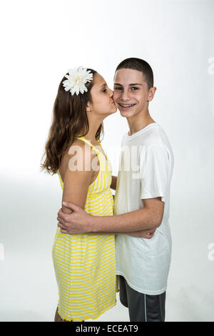 Ritratto di una ragazza adolescente baciando un ragazzo adolescente Foto Stock