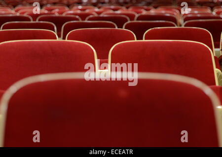 Righe di velluto rosso sedi del teatro Foto Stock