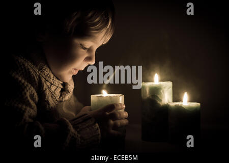 Ragazzo holding candela Foto Stock