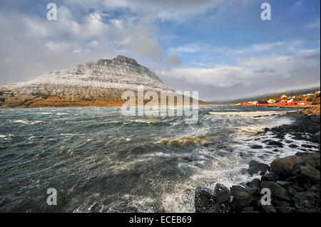 Paesaggio invernale costiero, Holmatindur, Eskifjordur, Islanda Foto Stock