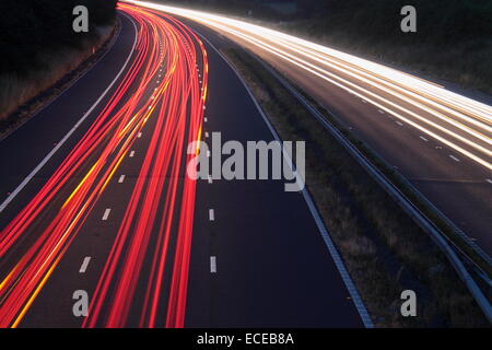 Regno Unito, Inghilterra, Somerset, Wellington, rosso e la luce bianca percorsi in autostrada Foto Stock