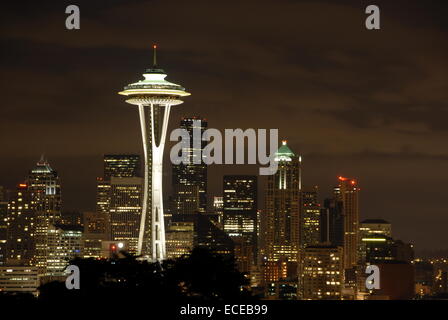 Skyline della città con Space Needle di notte, Seattle, Washington, USA Foto Stock