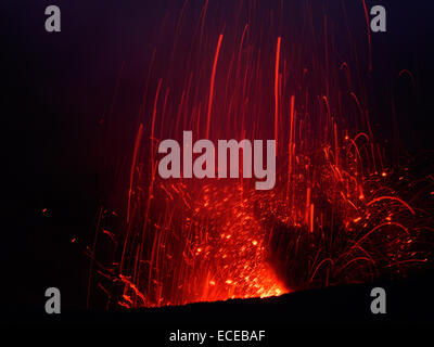 Mt vulcano Yasur sull isola di Tanna, Vanuatu. Vista del cratere in eruzione di notte. Foto Stock