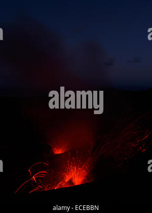 Mt vulcano Yasur sull isola di Tanna, Vanuatu. Vista del cratere in eruzione di notte. Foto Stock