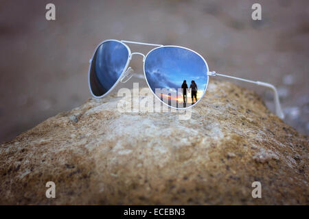 La riflessione del paio di occhiali da sole Foto Stock