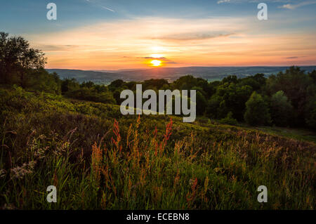 Regno Unito, Inghilterra, Yorkshire, Sunset over otley chevin Foto Stock