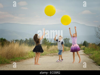 Bambini (6-7, 8-9) giocando con palloncini Foto Stock