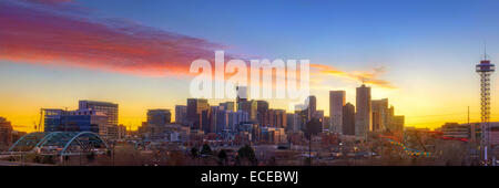 Stati Uniti d'America, Colorado, Denver, skyline del centro di sunrise Foto Stock