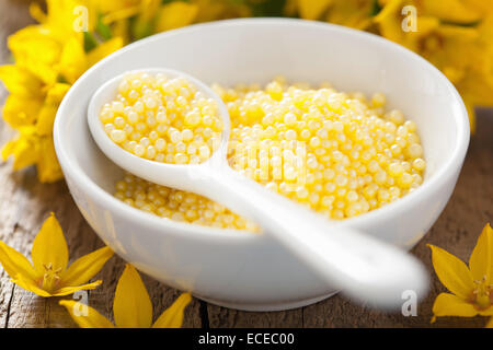 Spa con giallo bagno alle erbe perle e fiori Foto Stock