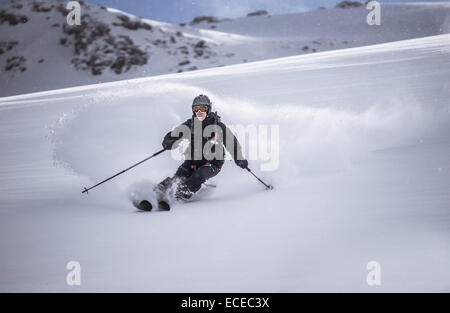 Austria, vista frontale del free ride sciatore lo sci di discesa Foto Stock