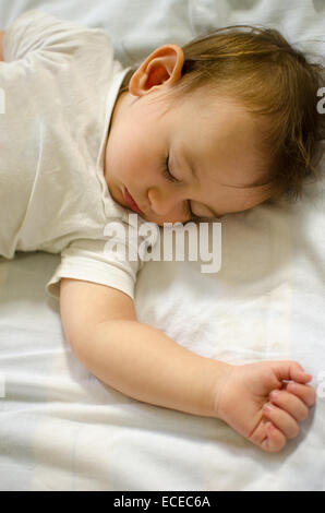 Baby boy di dormire su un letto Foto Stock