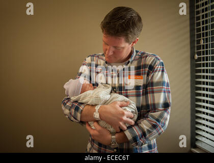 Padre holding neonato in ospedale Foto Stock