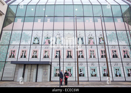 Londra, Regno Unito. 12 dic 2014. Coutts Bank, Strand, facciata di Natale 2014 immagine mostra il Coutts Bank facciata di Natale Progettato e illustrato da artista Kerry Limone, ispirato da lo schiaccianoci e tutti i personaggi che in funzione di essa, Strand, Coutts Bank facciata di Natale 2014, Londra, Inghilterra, UK Credit: Jeff Gilbert/Alamy Live News Foto Stock