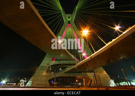 Il Brasile, Sao Paulo Stato, Sao Paulo, Octavio Frias de Oliveira bridge di notte Foto Stock