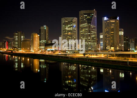 Il Brasile, Sao Paulo Stato, Sao Paulo, Itaim Bibi distretto finanziario, vista sulla città e sul fiume di notte Foto Stock