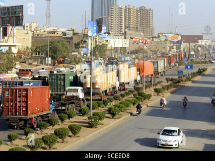 Veicoli pesanti bloccati nel traffico a Korangi Road durante la protesta secondo la chiusura prevista è una continuazione del Presidente PTI Imran Khan's spingere per pressurizzare il governo di effettuare un'indagine sui presunti brogli nel maggio 2013 le elezioni generali, a Karachi il Venerdì, 12 dicembre 2014. PTI attivisti del blocco delle arterie principali della città di Karachi compresi Shahrah-e-Faisal, Super superstrada e autostrada nazionale. Foto Stock