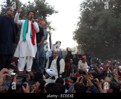 Tehreek-e-Insaf chief Imran Khan rivolgendosi ai tifosi di strada di vivaio mentre la PTI protestando secondo la chiusura prevista è una continuazione del Presidente PTI Imran Khan's spingere per pressurizzare il governo di effettuare un'indagine sui presunti brogli nel maggio 2013 le elezioni generali, a Karachi il Venerdì, 12 dicembre 2014. PTI attivisti del blocco delle arterie principali della città di Karachi compresi Shahrah-e-Faisal, Super superstrada e autostrada nazionale. Foto Stock