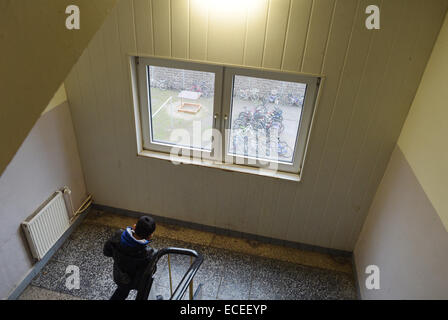 Neuruppin, Germania. 12 dic 2014. Un richiedente asilo famiglia del bambino passeggiate attraverso le sale presso la sede comunale di impianto in Neuruppin, Germania, 12 dicembre 2014. Brandeburgo il Ministro degli Affari sociali Diana Golze (Linke) visitati qui questa mattina. Foto: RAINER JENSEN/dpa/Alamy Live News Foto Stock