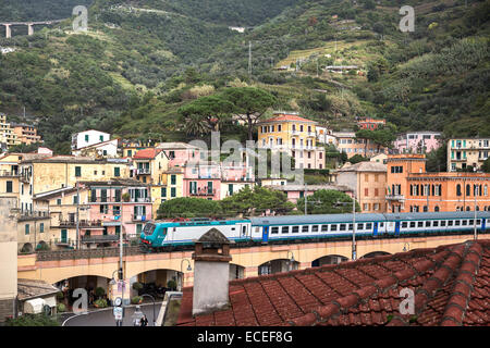 Il viaggio in treno attraverso le Cinque Terre nella città di Monterosso al Mare, Italia. Foto Stock