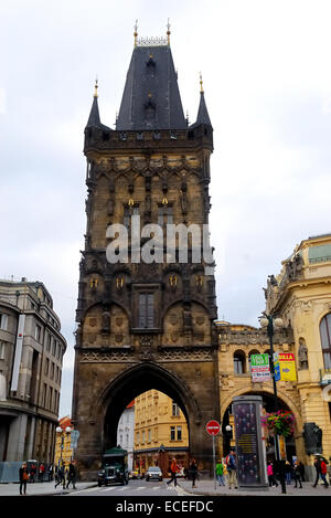 Repubblica Ceca, Praga. La città vecchia, la gotica Torre delle Polveri ( Prasna Brana). Late-Gothic, formalmente una fortificazione gate, fondata nel 1475. Foto Stock