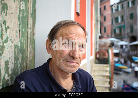 Fisherman nel comune di Riomaggiore nelle Cinque Terre, Italia. Foto Stock