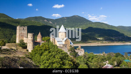Ananuri Castel complesso con torre Sheupovari, Chiesa della Vergine e la chiesa dell Assunzione, Aragvi valley, Georgia Foto Stock