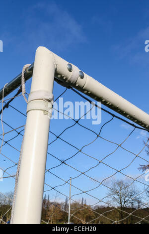 Angolo di un soccer goalpost con net contro un cielo blu. Foto Stock