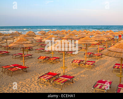 Tramonto sul mare Adriatico nella regione Puglia Foto Stock