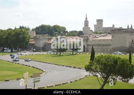 Scene in ed intorno ad Avignone, nel sud-est della Francia, dove tra 1309-1377 sette papi successivi risiedeva. Foto Stock