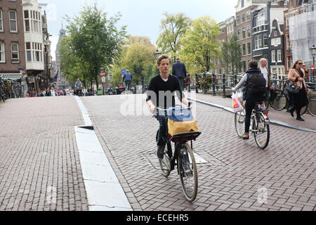 Giovane uomo Bicicletta Equitazione Amsterdam Paesi Bassi Foto Stock