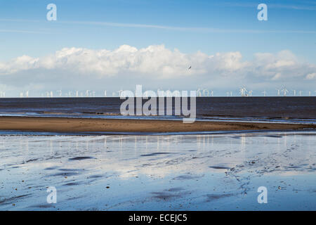 Una wind farm all'orizzonte alla stazione balneare di Skegness, Regno Unito Foto Stock