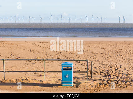 Una wind farm all'orizzonte alla stazione balneare di Skegness, Regno Unito Foto Stock