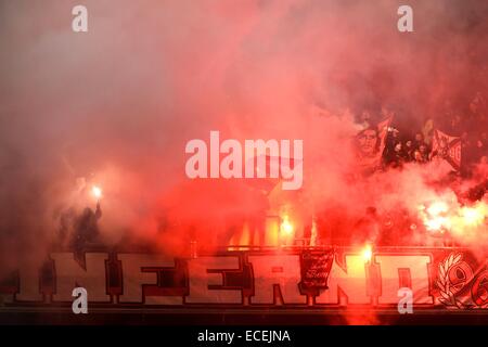 Liegi, Belgio. Undicesimo Dec, 2014. UEFA Europa League. Leige standard contro il Feyenoord. I sostenitori di Leige impostato su off flares e fuochi d'artificio in gabbie © Azione Sport Plus/Alamy Live News Foto Stock