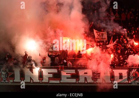 Liegi, Belgio. Undicesimo Dec, 2014. UEFA Europa League. Leige standard contro il Feyenoord. I sostenitori di Leige impostato su off flares e fuochi d'artificio in gabbie © Azione Sport Plus/Alamy Live News Foto Stock