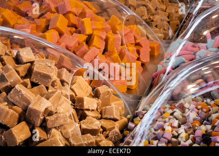 Varietà di Pick n Mix dolci in vendita, ricoperto in plastica trasparente cupole Southport, Merseyside, Regno Unito Foto Stock