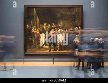 Per i visitatori in cerca di Rembrandt La ronda di notte nel Rijksmuseum Amsterdam, Paesi Bassi Foto Stock